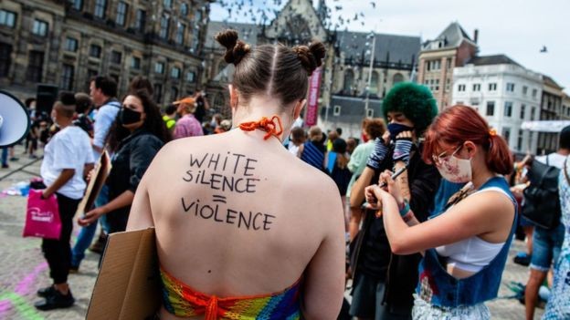 BBC - 'O silêncio dos brancos é violência', diz mensagem nas costas de manifestante (Foto: Getty Images via BBC News)