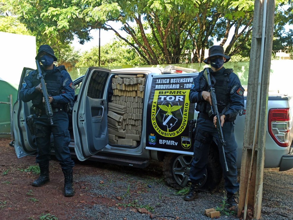 Caminhonete estava lotada de drogas — Foto: PMR/Divulgação