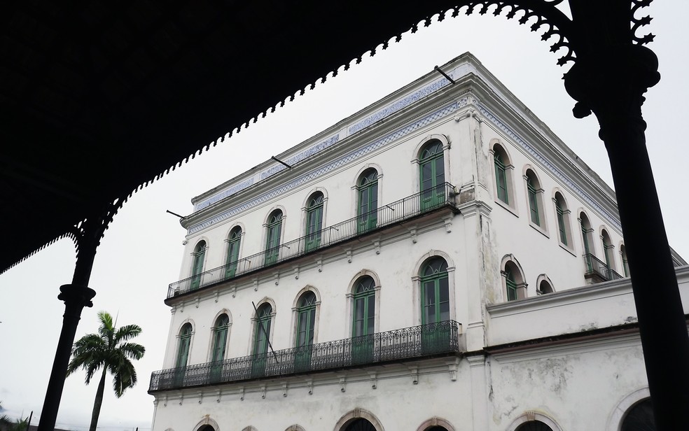 Casarão que abriga o Museu Pelé foi construído em 1865 e já abrigou as sedes da Prefeitura e da Câmara de Santos — Foto: Ivair Vieira Jr/g1