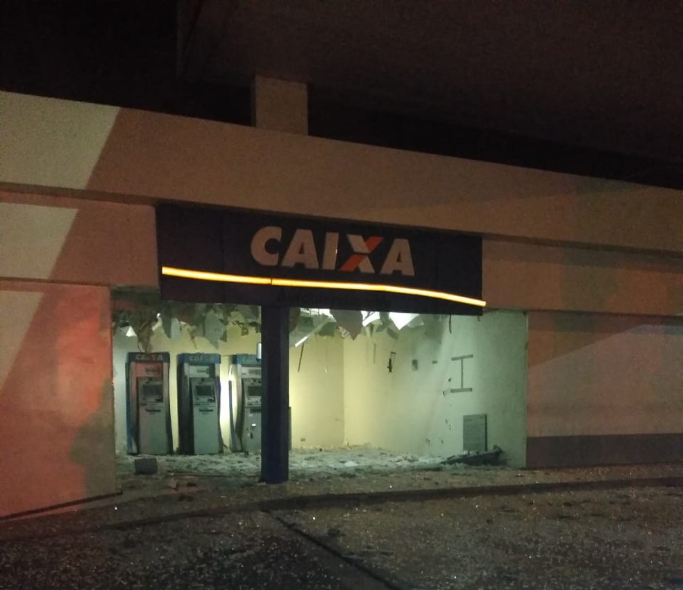 Criminosos explodem agência da Caixa Econômica e fogem sem levar dinheiro — Foto: Divulgação/PM