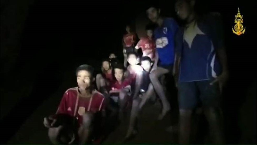 Os 12 meninos e o treinador ficaram agrupados no interior da caverna (Foto: AFP/Royal Thai Navy)