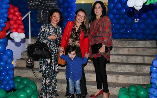 Karina Sato com o filho, a mãe e a sogra