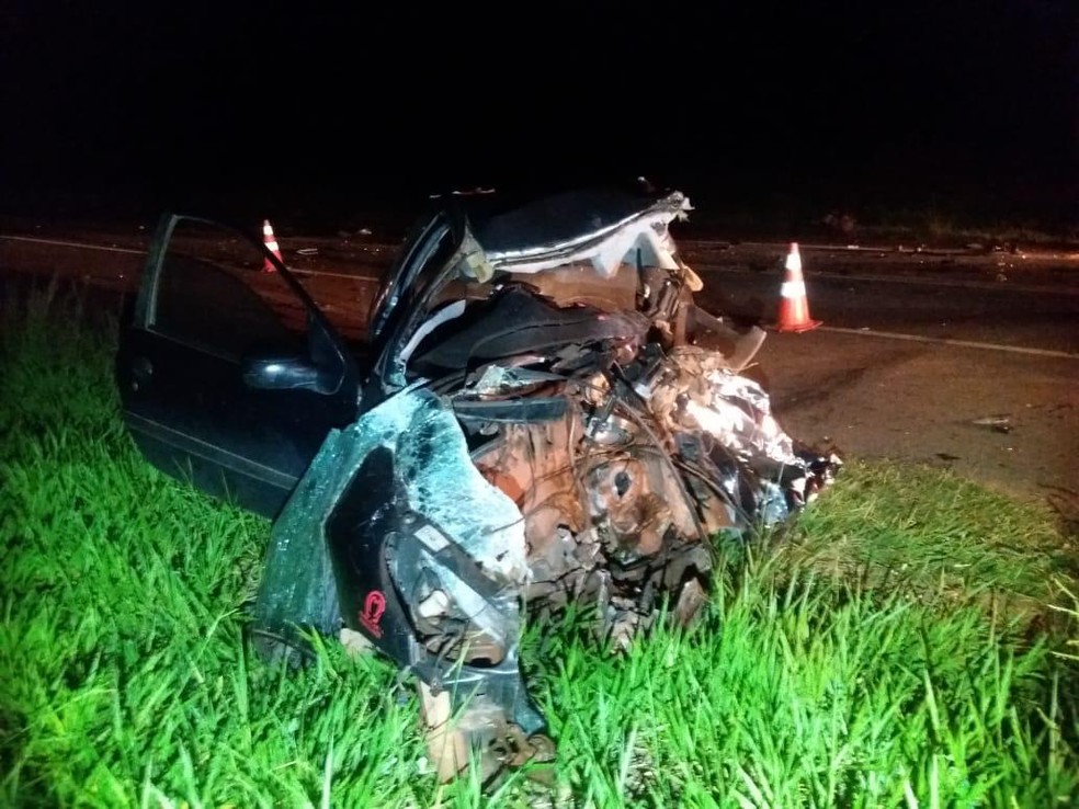 Acidente entre carro e caminhonete deixa mãe e filho mortos em rodovia de Lins — Foto: J. Serafim/Divulgação