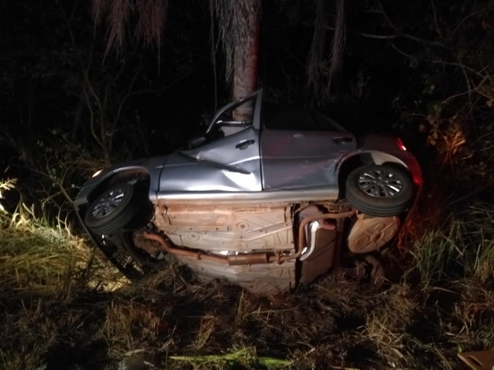 Casal morre e 2 crianÃ§as ficam feridas apÃ³s carro sair da pista e bater em coqueiro na BR-174 em CÃ¡ceres (Foto: PolÃ­cia RodoviÃ¡ria Federal de Mato Grosso)
