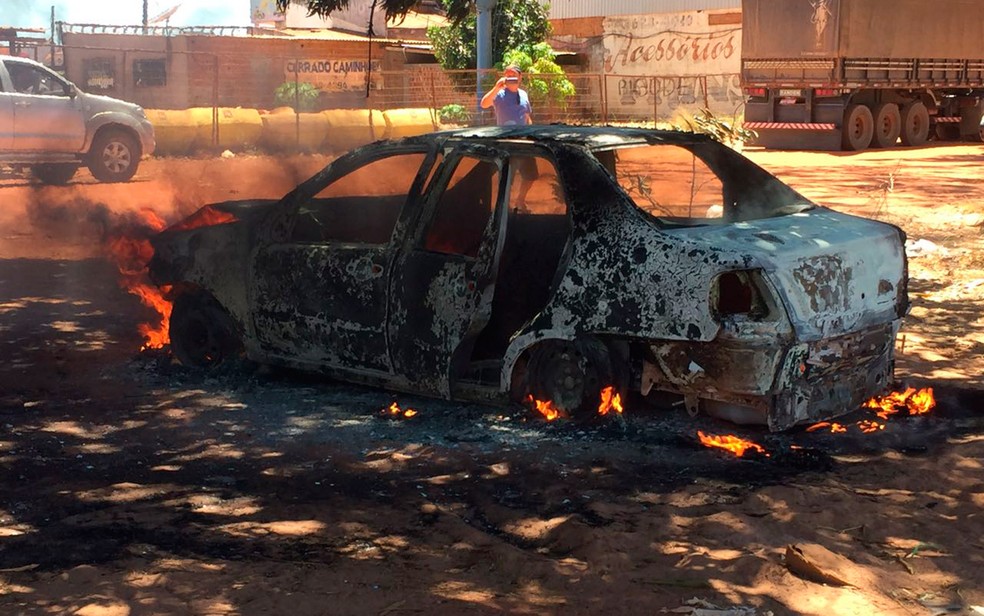 Carro ficou totalmente destruído (Foto: Elvis Araújo/Blog do Braga)