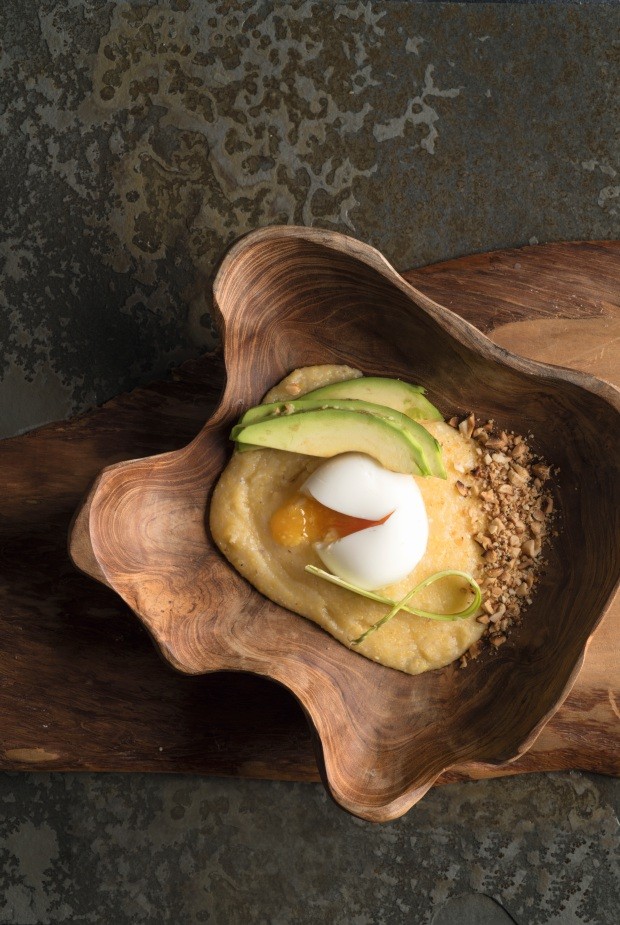 Quirera com abacate, ovo, amendoim e milho  (Foto: Iara Venanzi / Editora Globo)