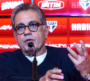 Aidar garante Muricy no cargo, mas diz que paciência está no fim