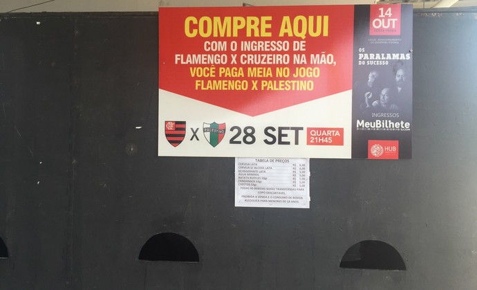Em cada bar do estádio, o Flamengo chamava seu torcedor para o duelo com o Palestino (Foto: Raphael Zarko/GloboEsporte.com)