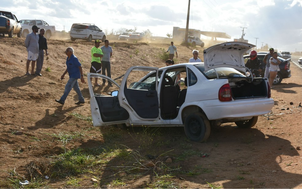 Acidente com carro e caminhonete mata idosa e deixa quatro feridos na Bahia — Foto: Anderson Oliveira/Blog do Anderson