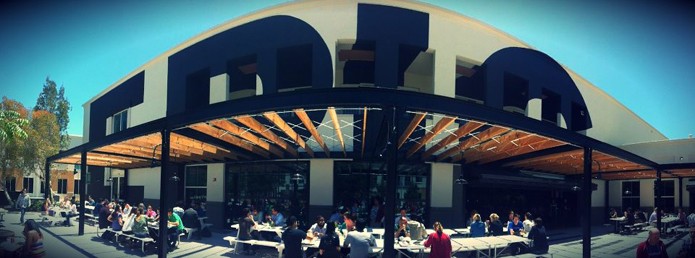 Cafeteria é também a maior existente no campus do Facebook (Foto: Reprodução/Facebook)