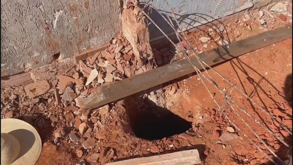 Buraco escavado em chão de terreno em obras, no Recanto das Emas (DF) — Foto: CBMDF/Divulgação