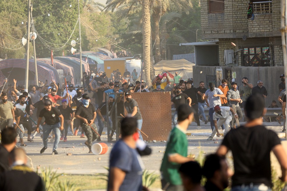 Grupos xiitas rivais se enfrentam em Bagdá após anúncio de renúncia de clérigo, em 29 de agosto de 2022. — Foto: Thaier Al-Sudani/ Reuters