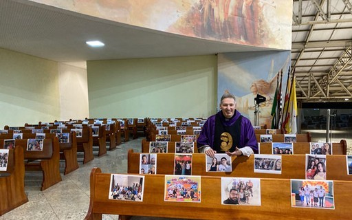 Padre Marcelo Rossi homenageia fiéis como fotos em missa vazia durante quarentena