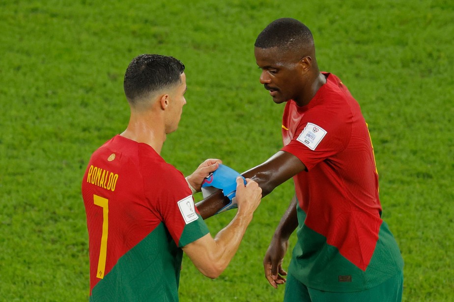 Cristiano Ronaldo entrega braçadeira para William Carvalho