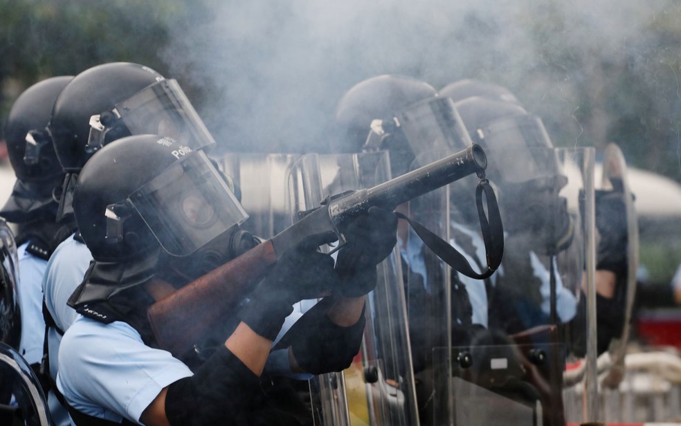 Policial dispara gás lacrimogêneo contra manifestantes em Hong Kong — Foto: Athit Perawongmetha / Reuters