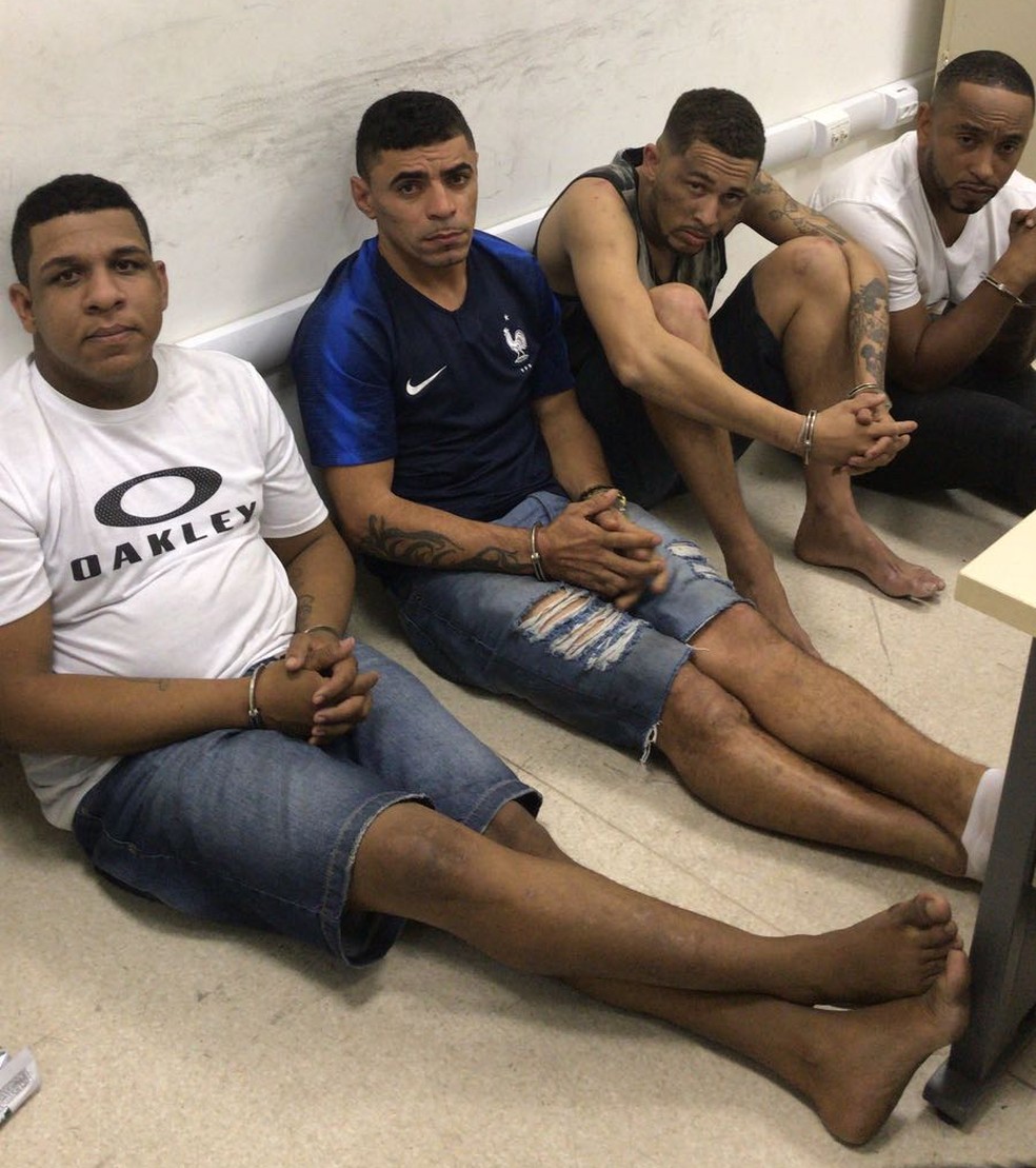 No domingo à noite, Polícia Civil prendeu 4 suspeitos que se deslocavam da Baixada Fluminense para fortalecer a organização criminosa do Complexo da Maré (Foto: Divulgação / Polícia Civil)