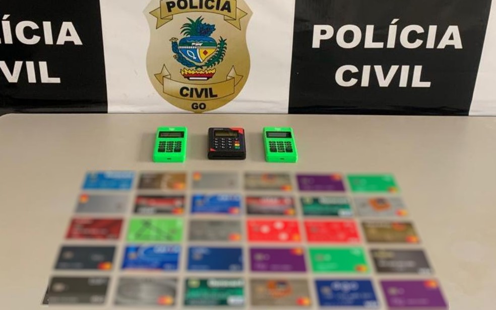 Cartões usados em golpe, em Goiatuba — Foto: Reprodução/TV Anhanguera