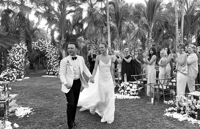 A cerimônia de casamento, oficiada por Sam Miller em Baja Acre em Cabo San Lucas. (Foto: Reprodução/ @courtneypecorino & @danmartensen / Vogue Wedding)