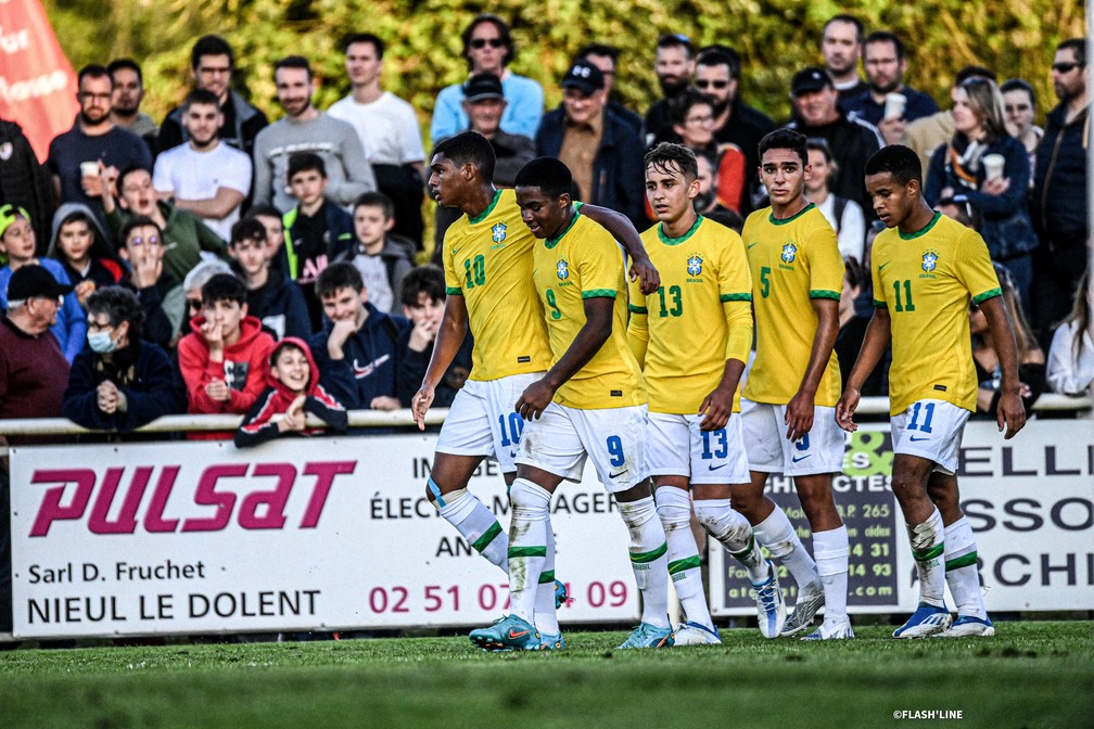 Endrick e Luis Guilherme comemoram gol com os companheiros — Foto: Bruno Pacheco/CBF