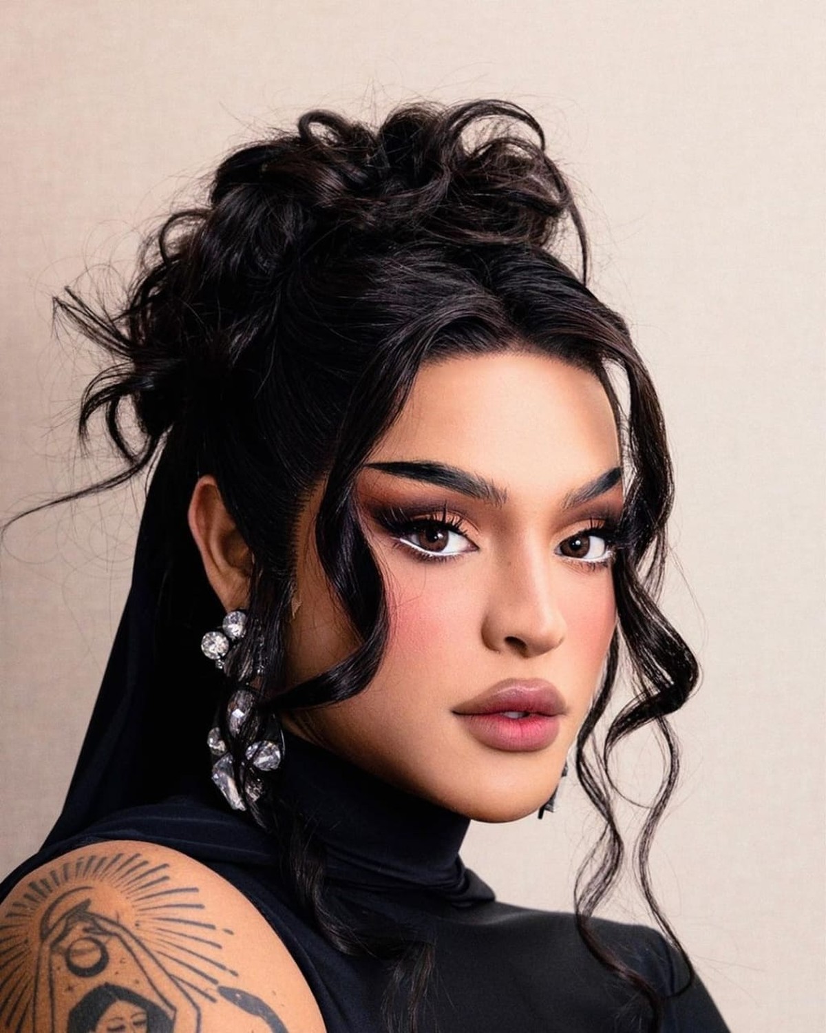 Pabllo Vittar posa à lá "Avatar" em cliques darks Celebridades Vogue