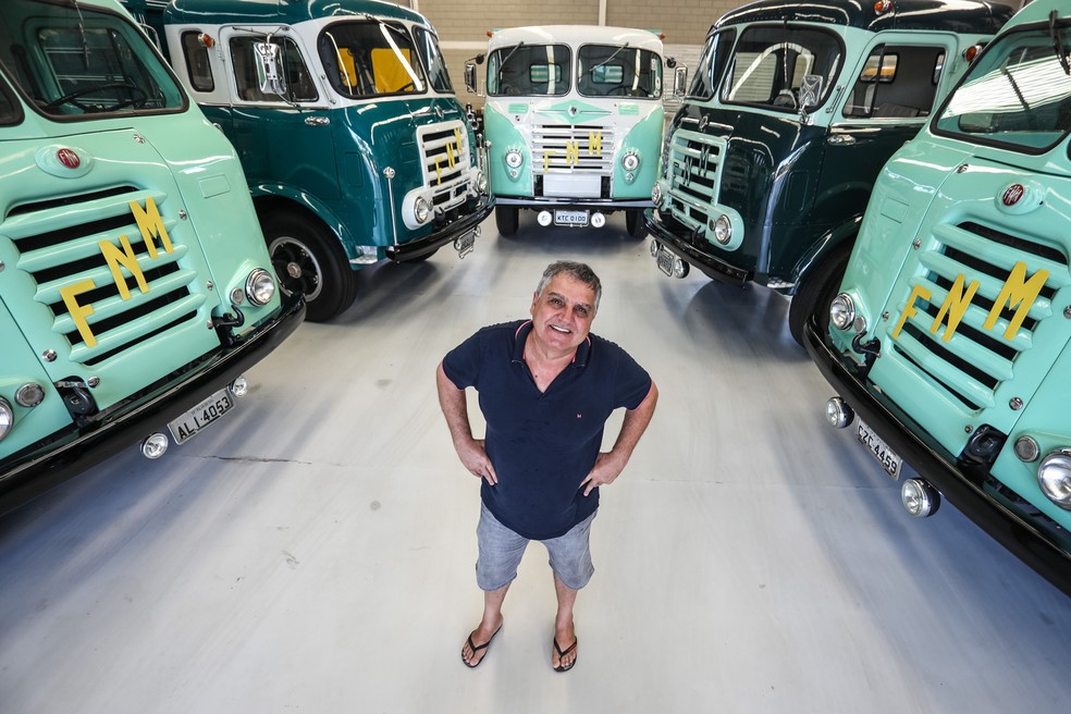 Osvaldo Strada, colecionador de caminhões FNM, entre algumas de suas 'joias' na casa em Pilar do Sul (SP) (Foto: Fábio Tito/G1)