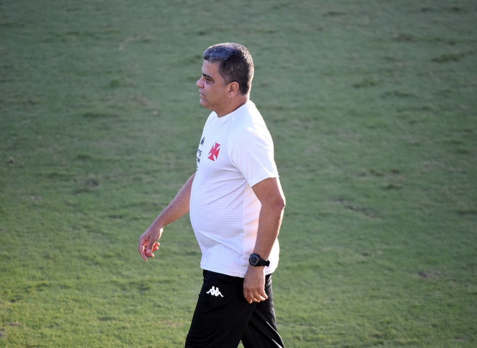 Marcelo Cabo observa atua��o do Vasco em S�o Janu�rio � Foto: Andr� Dur�o