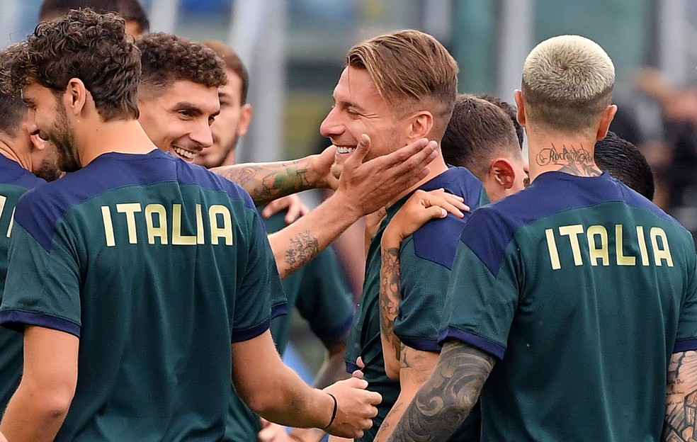 O artilheiro Immobile ganha um afago no treino da Itália: Chuteira de Ouro de 2019/20, atacante da Lazio é esperança de gols da Azzurra — Foto: Ettore Ferrari/EFE