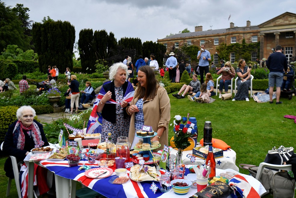 Britânicos montam mesa com petiscos para acompanhar o primeiro dia do Jubileu de Platino, em 2 de junho de 2022 — Foto: Reuters 