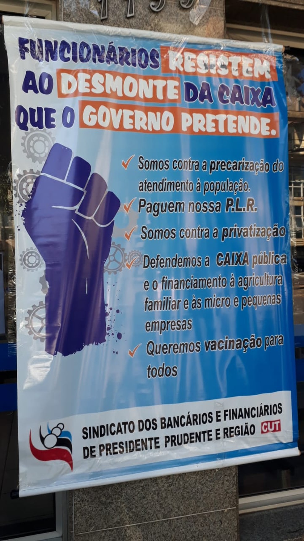 Banner com reivindicaes foi fixado pelo sindicato durante o ato   Foto: Emerson Sanchez/TV Fronteira 