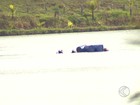 Helicóptero de ex-presidente do TCE é retirado de lago em Guarani, MG