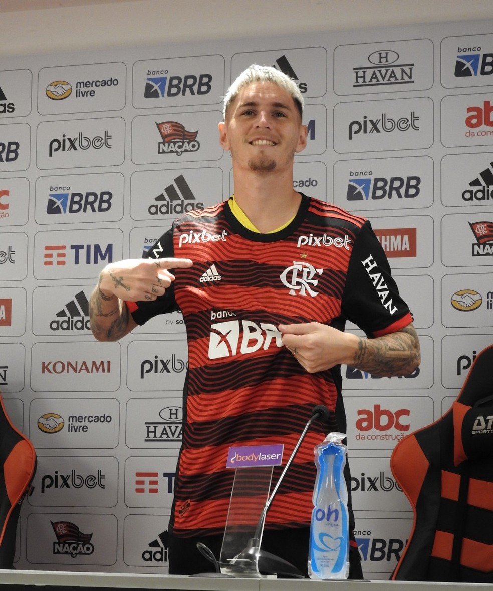 Varela com a camisa do Flamengo — Foto: Fred Gomes / Ge