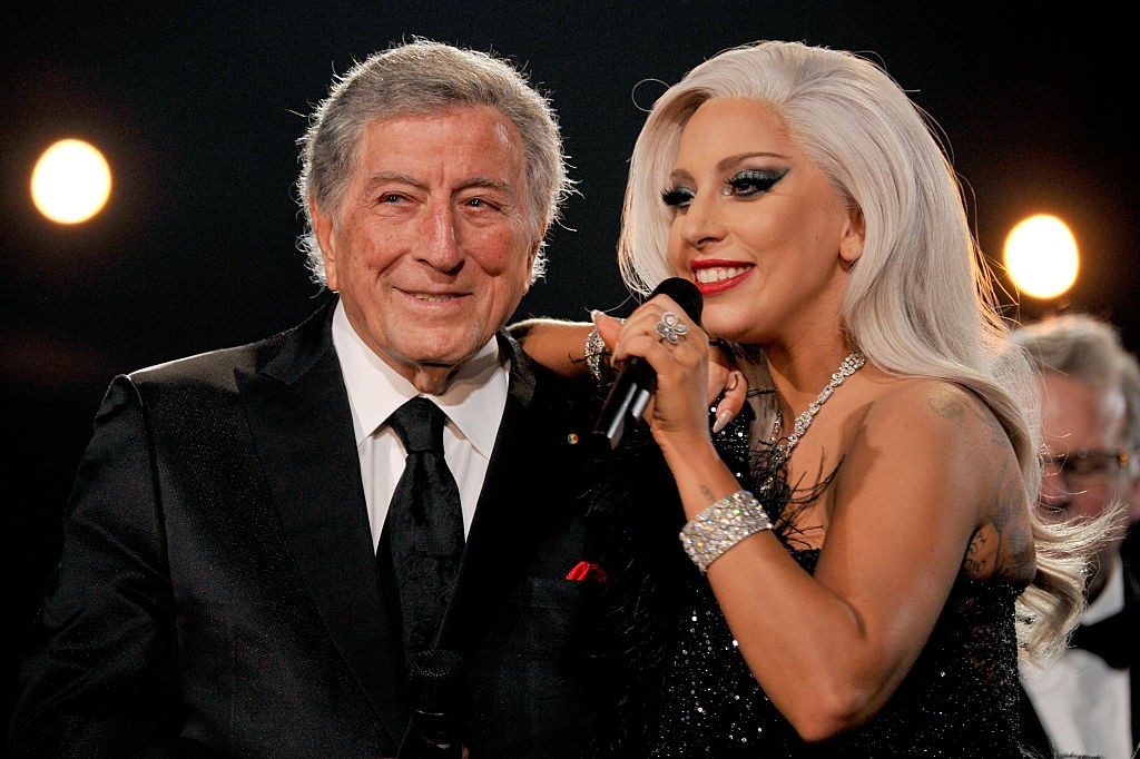 LOS ANGELES, CA - FEBRUARY 08:  Recording artists Lady Gaga (R) and Tony Bennett perform onstage during The 57th Annual GRAMMY Awards at the STAPLES Center on February 8, 2015 in Los Angeles, California.  (Photo by Lester Cohen/WireImage) (Foto: WireImage)