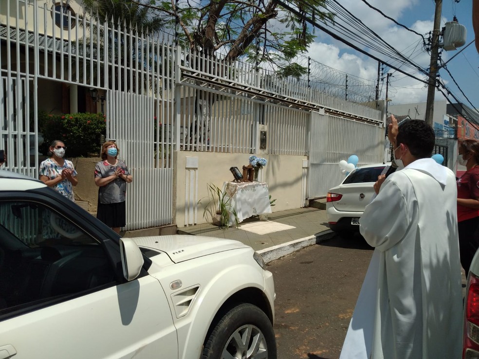 Fiéis montaram altares para acompanhar a passagem de Nossa Senhora de Nazaré — Foto: Lidson Almeida/Rede Amazônica