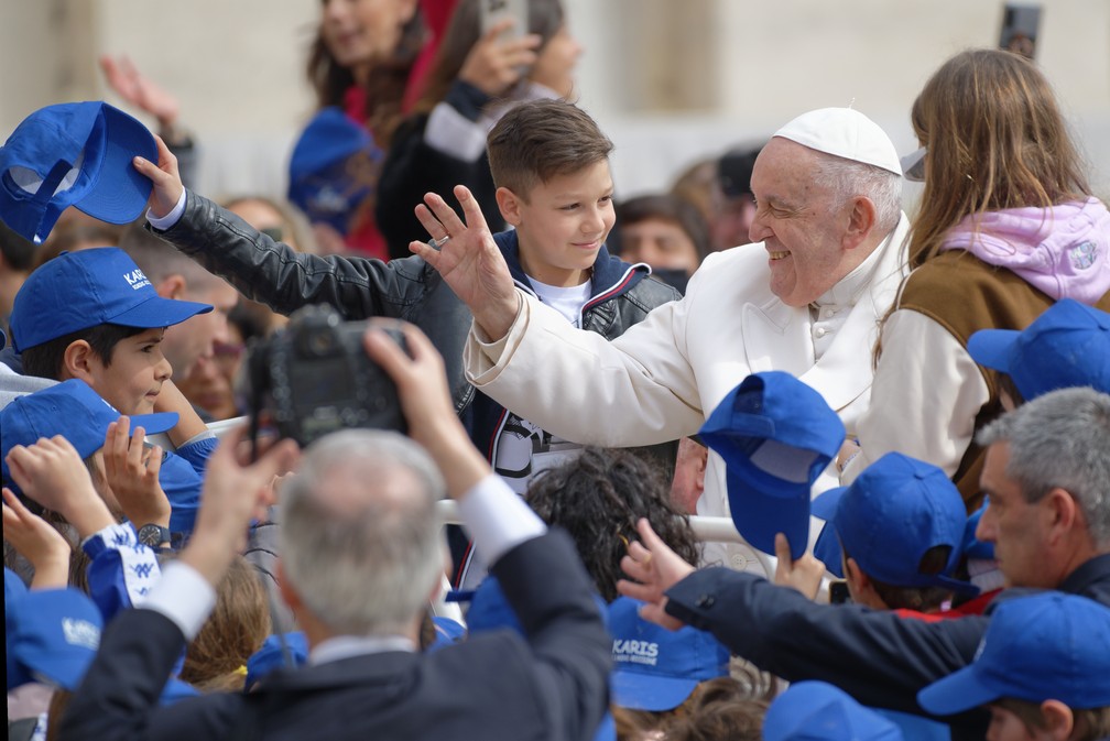 O Papa Francisco interage com fiéis durante uma audiência geral na Praça de São Pedro nesta quarta-feira (29) — Foto: Reuters/Vatican Media