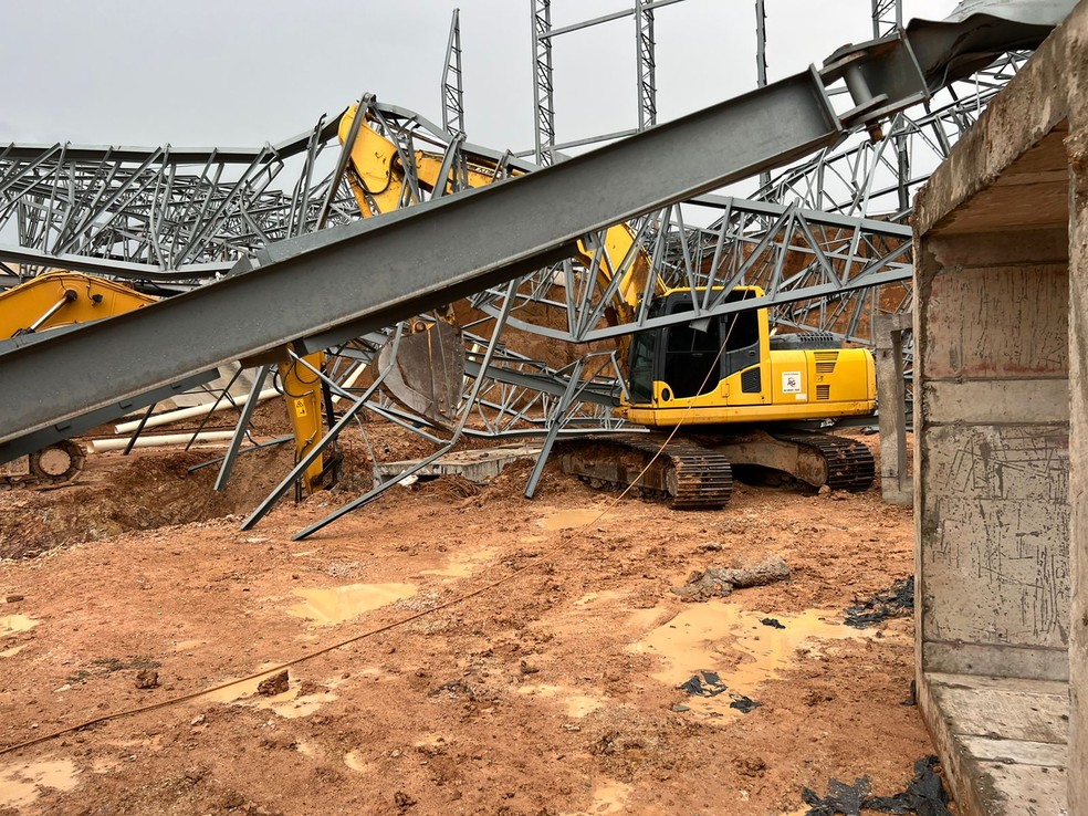 Funcionário se jogou debaixo de retroescavadeira, quando estrutura cedeu. — Foto: Corpo de Bombeiros/Cedida