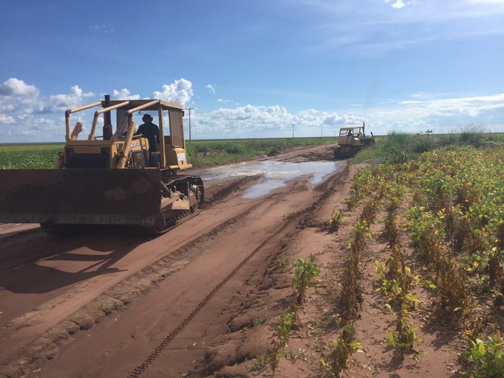 Produtores rurais do Piauí usam tratores para fazer reparos na rodovia Transcerrados e escoar a produção — Foto: Reprodução