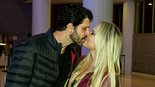 Ellen Rocche e Guilherme Chelucci trocam beijos em show de Ana Carolina