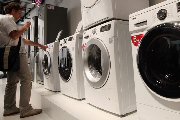 Nunca lave seus tênis em máquinas de lavar: prefira um pano ou lenço umedecido (Foto: Getty Images)