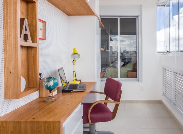 HOME OFFICE | Mesa, prateleiras e painel de Eucatex perfurado da MP Decorações. Cadeira assinada por Fernando Jaeger (Foto: Andre Araujo (ATA Photograph)/Divulgação)