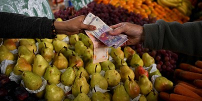 Um homem compra frutas e verduras no Mercado Central de Buenos Aires. Em meio a crise, o país criou nova cédula de 2000 pesos argentinos. — Foto: Luis ROBAYO / AFP