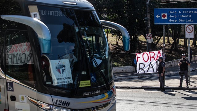 Torcedores do São Paulo protestam na chegada do time ao Morumbi