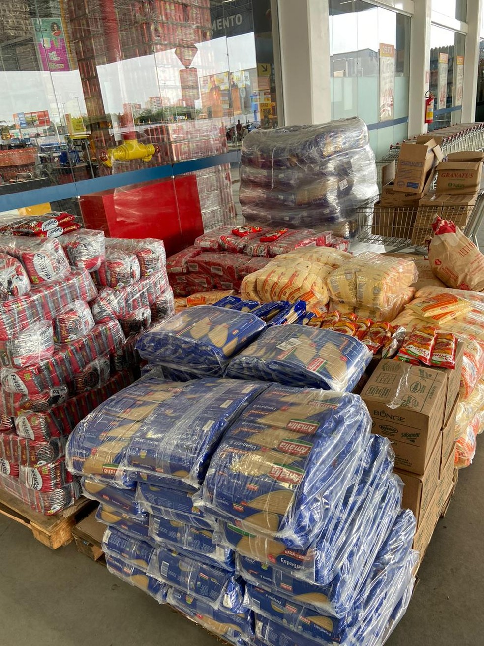 Clube comprou e montou fartas cestas básicas com mantimentos para um mês — Foto: Divulgação