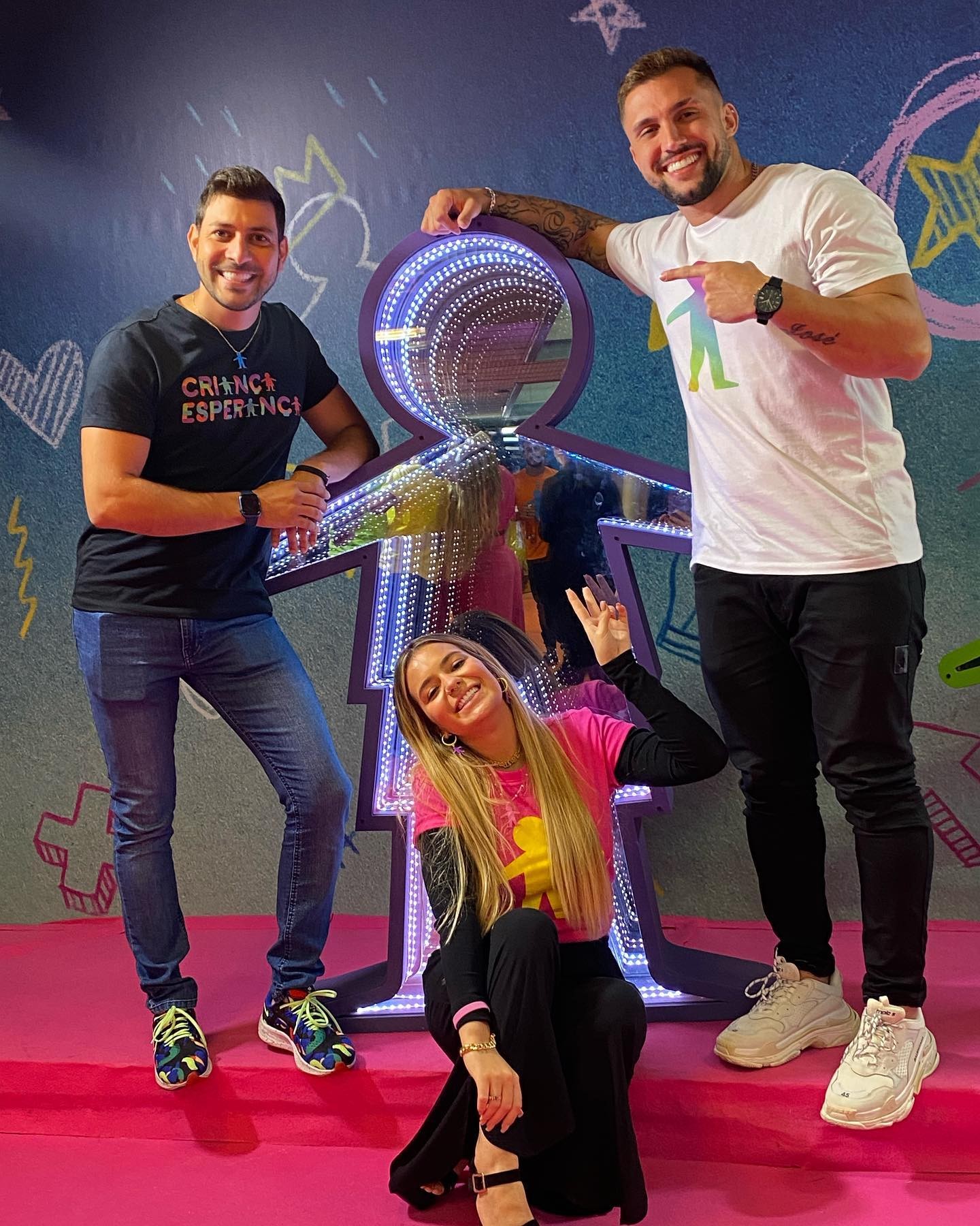 Viih Tube posa com Eliezer e ex-BBBs em bastidores do Criança Esperança (Foto: Reprodução / Instagram)