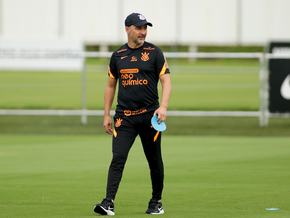 Vítor Pereira no último treino do Corinthians antes de encarar o Novorizontino — Foto: Rodrigo Coca/Ag. Corinthians