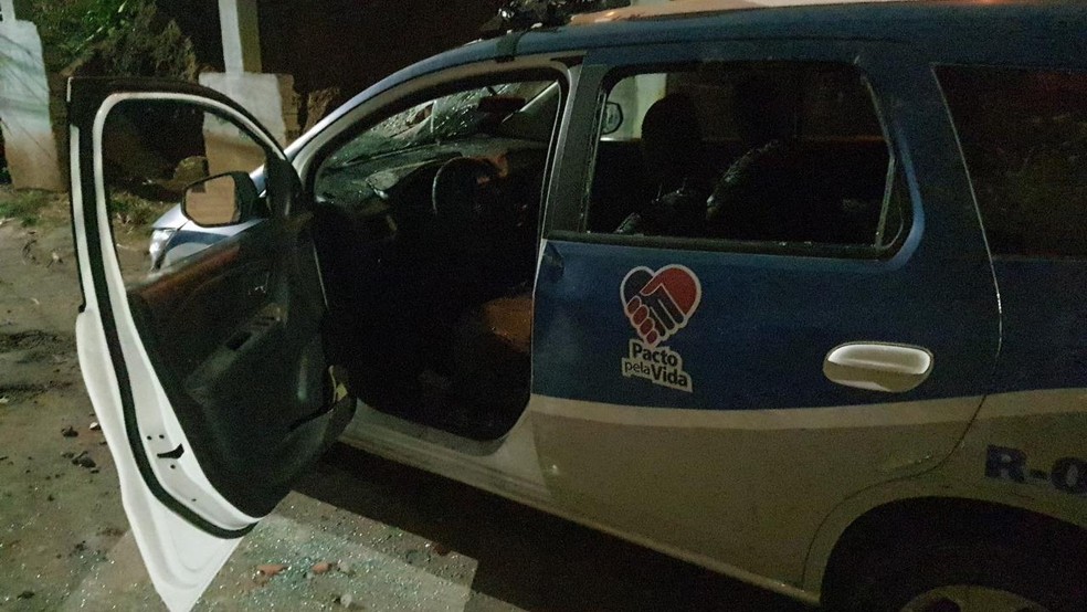Viatura da Polícia Militar é depredada no bairro da Vila Canária, em Salvador — Foto: Reprodução / Redes Sociais