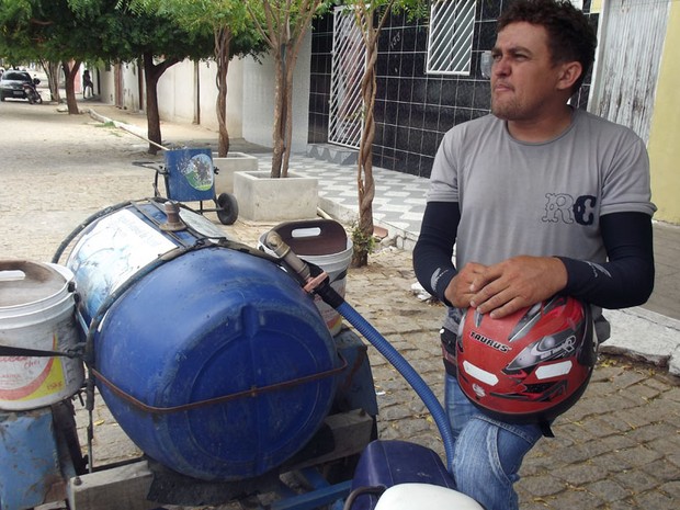 Aldo Dantas deixou de ser marceneiro para trabalhar como entregador de água em Carnaúba dos Dantas, RN (Foto: Anderson Barbosa/G1)