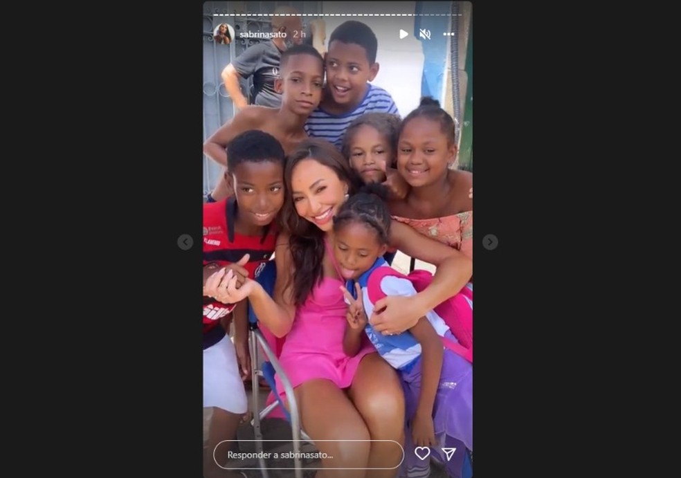 Sabrina Sato tira fotos com crianças no Centro de Salvador — Foto: Reprodução/Redes Sociais