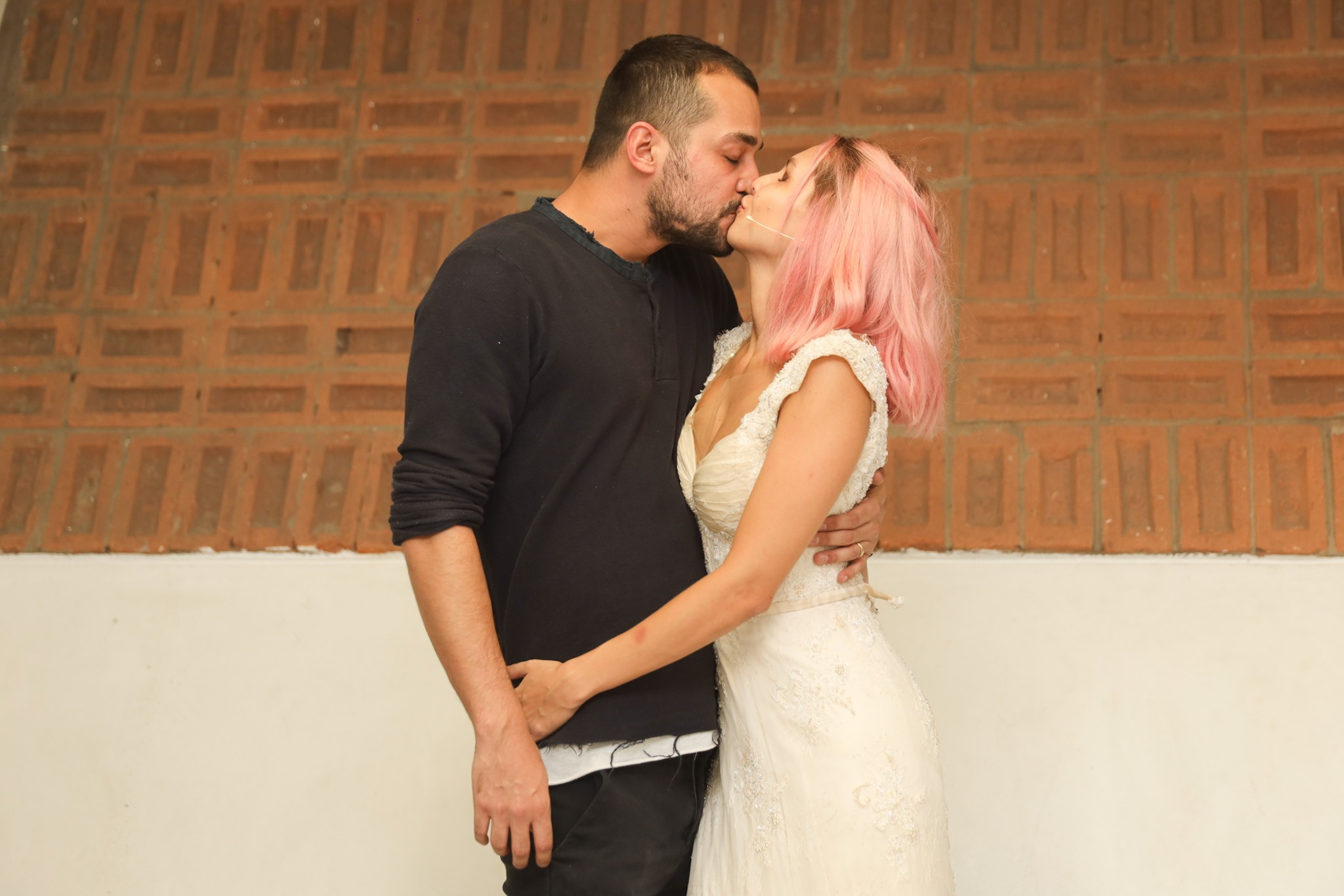 Eduardo Sterblitch beija Louise D'Tuani  (Foto: Lucas Ramos/AgNews)