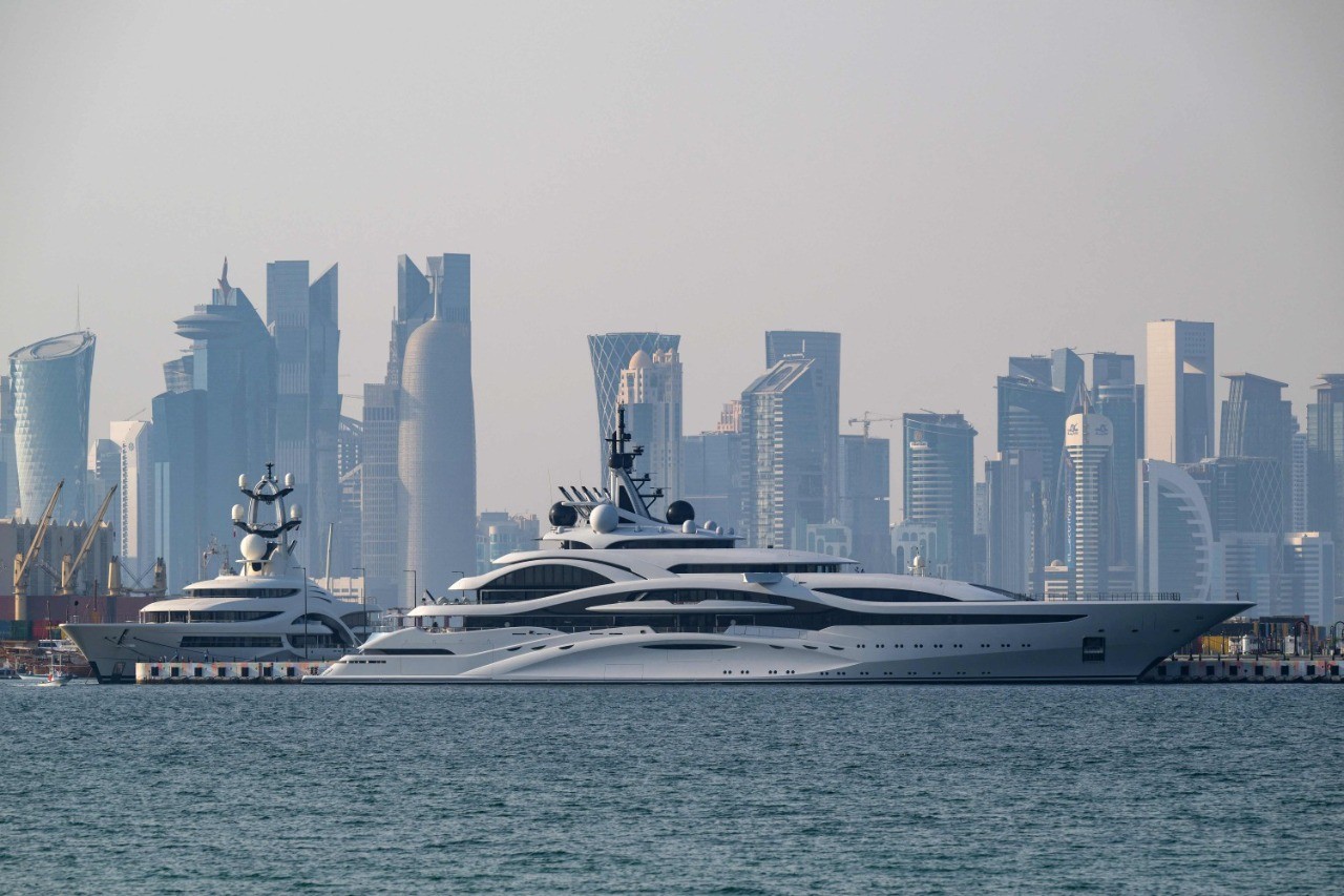 Iate de luxo ancorado em Doha para a Copa do Catar — Foto: Andrej ISAKOVIC / AFP