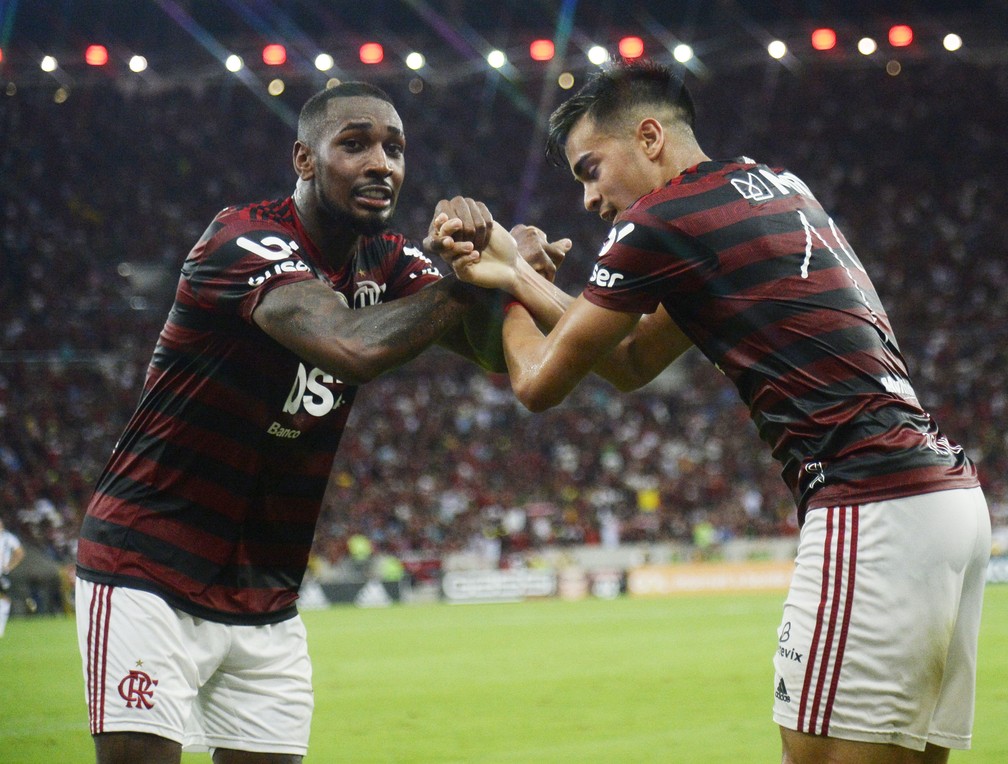 Reinier comemora com Gerson o terceiro gol do Flamengo contra o Atlético-MG — Foto: André Durão